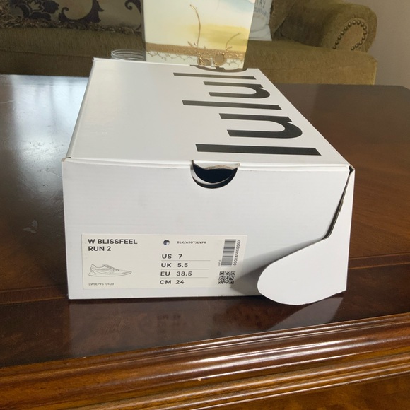 NWT. lululemon black Athletic running Shoes/Blissfeel run 2. Size 7W - Picture 7 of 8